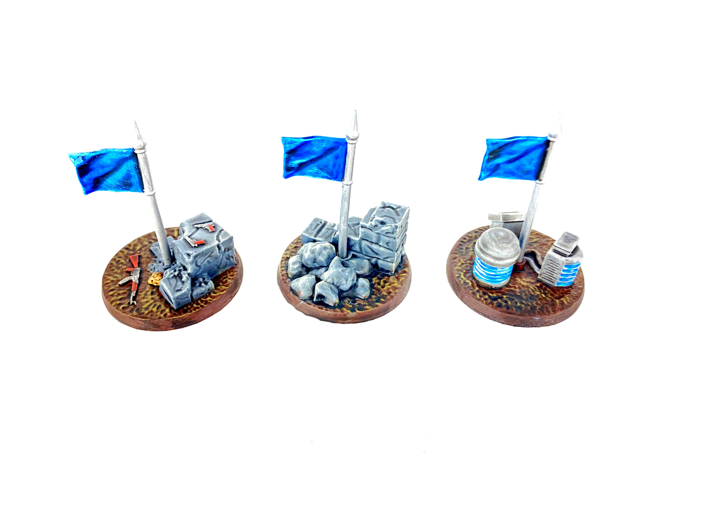 Mehrere bemalte Sci-Fi Missionsziele auf Spieltisch, strategische Punkte für Warhammer 40K