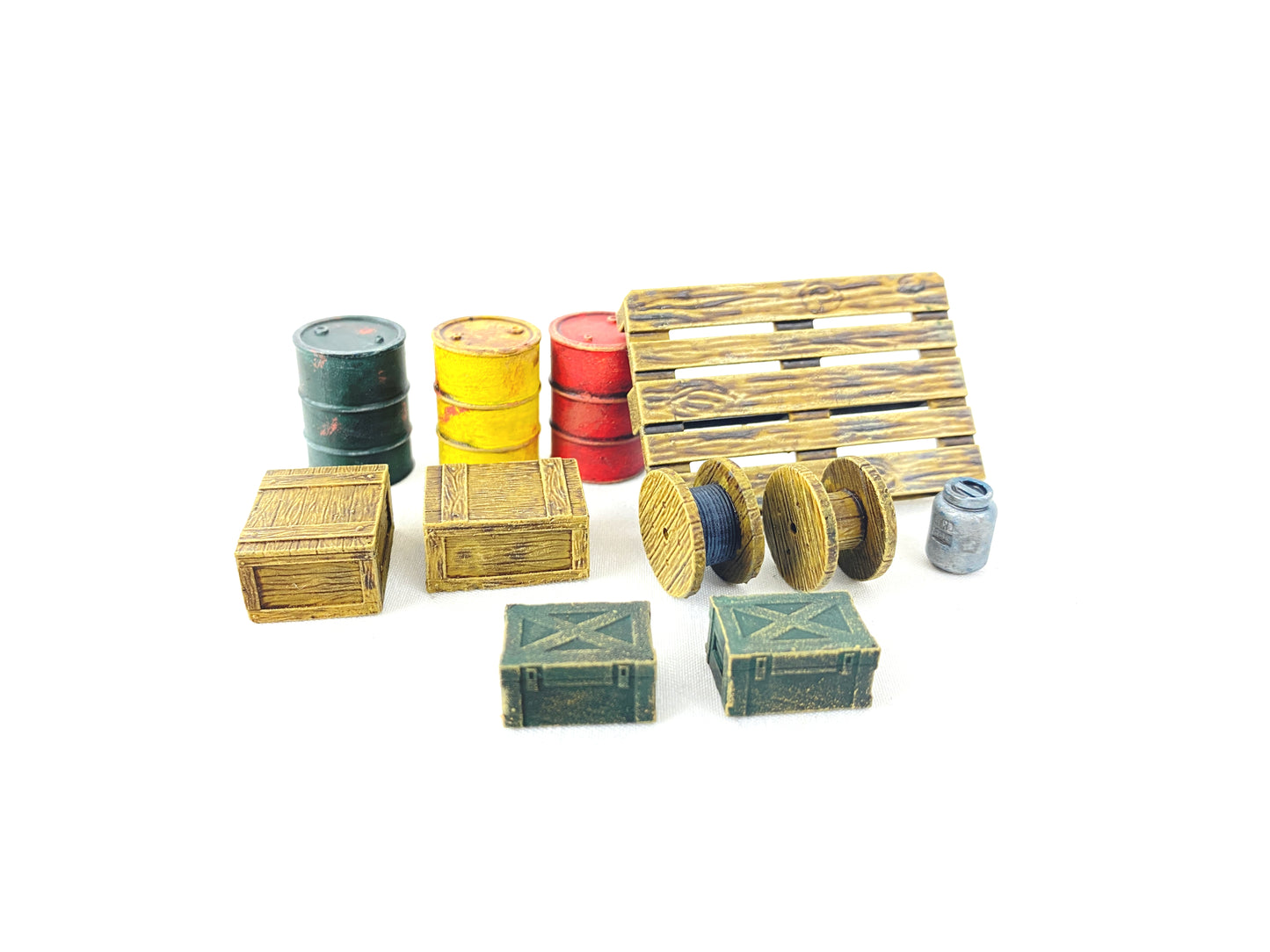 Detailansicht bemalter Palette mit Fässern, Holzkisten und Zubehör – Sci-Fi-Tabletop-Gelände