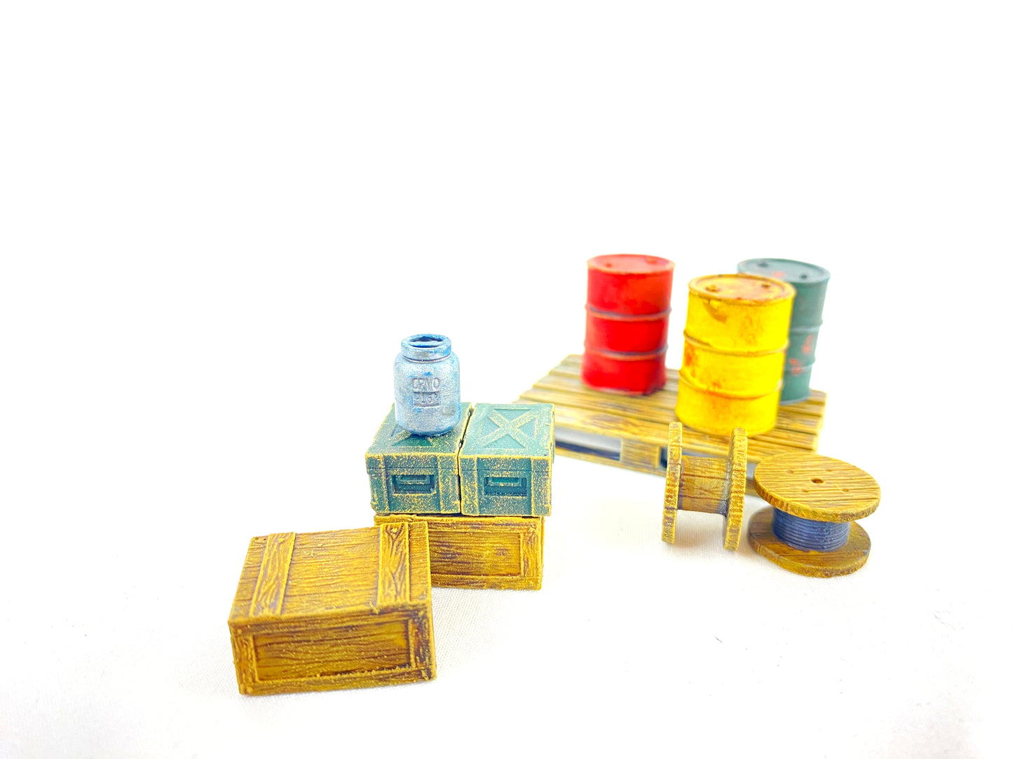 Nahaufnahme bemalter Holzkisten und Munitionskisten auf Palette – Gelände für Tabletop-Spiele