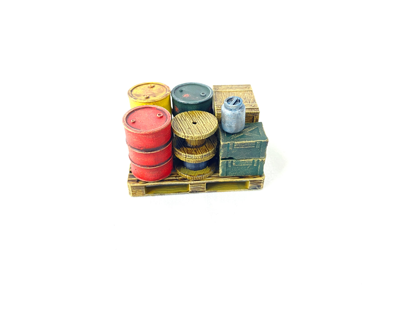 Nahaufnahme bemalter Holzkisten und Munitionskisten auf Palette – Gelände für Tabletop-Spiele