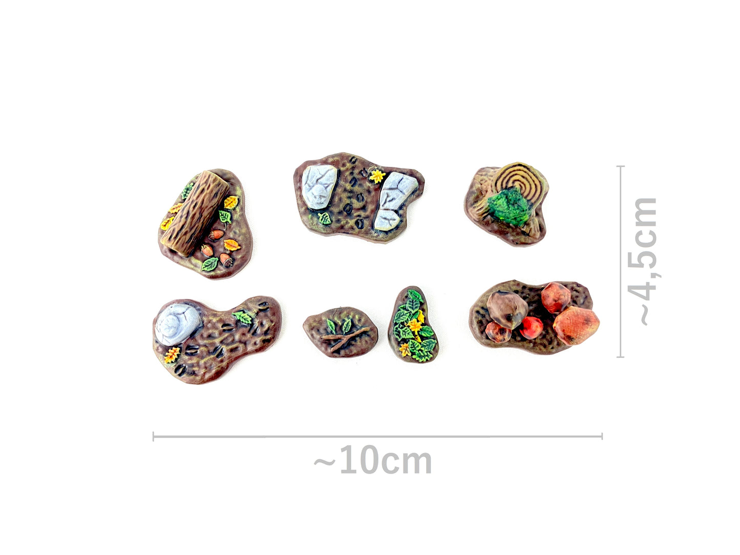 Alle sieben bemalten Waldboden-Bases von oben mit Maßangaben, ca. 10 cm Länge und 4,5 cm Breite, perfekt zur Planung von Tabletop- und Pen-&-Paper-Szenen.