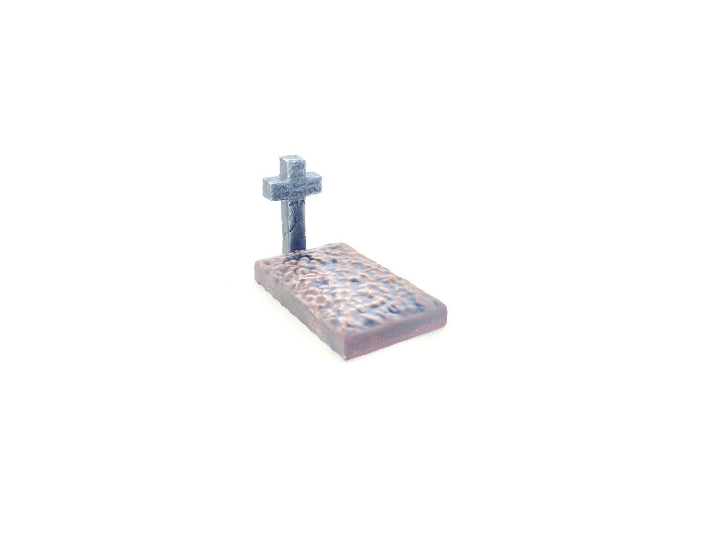 Einzeln dargestellter Tabletop-Grabstein mit Kreuzform und alter Beschriftung.
