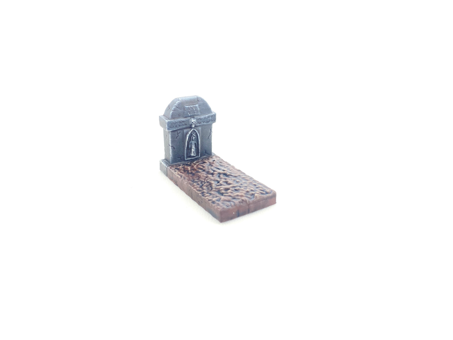 Einzeln dargestellter Tabletop-Grabstein mit gewölbter Spitze und Verzierungen