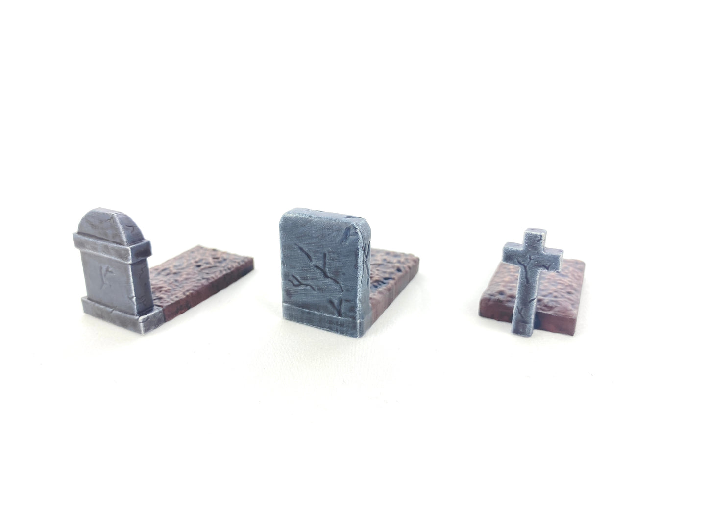 Rückansicht der bemalten Tabletop-Grabsteine mit strukturierter Oberfläche