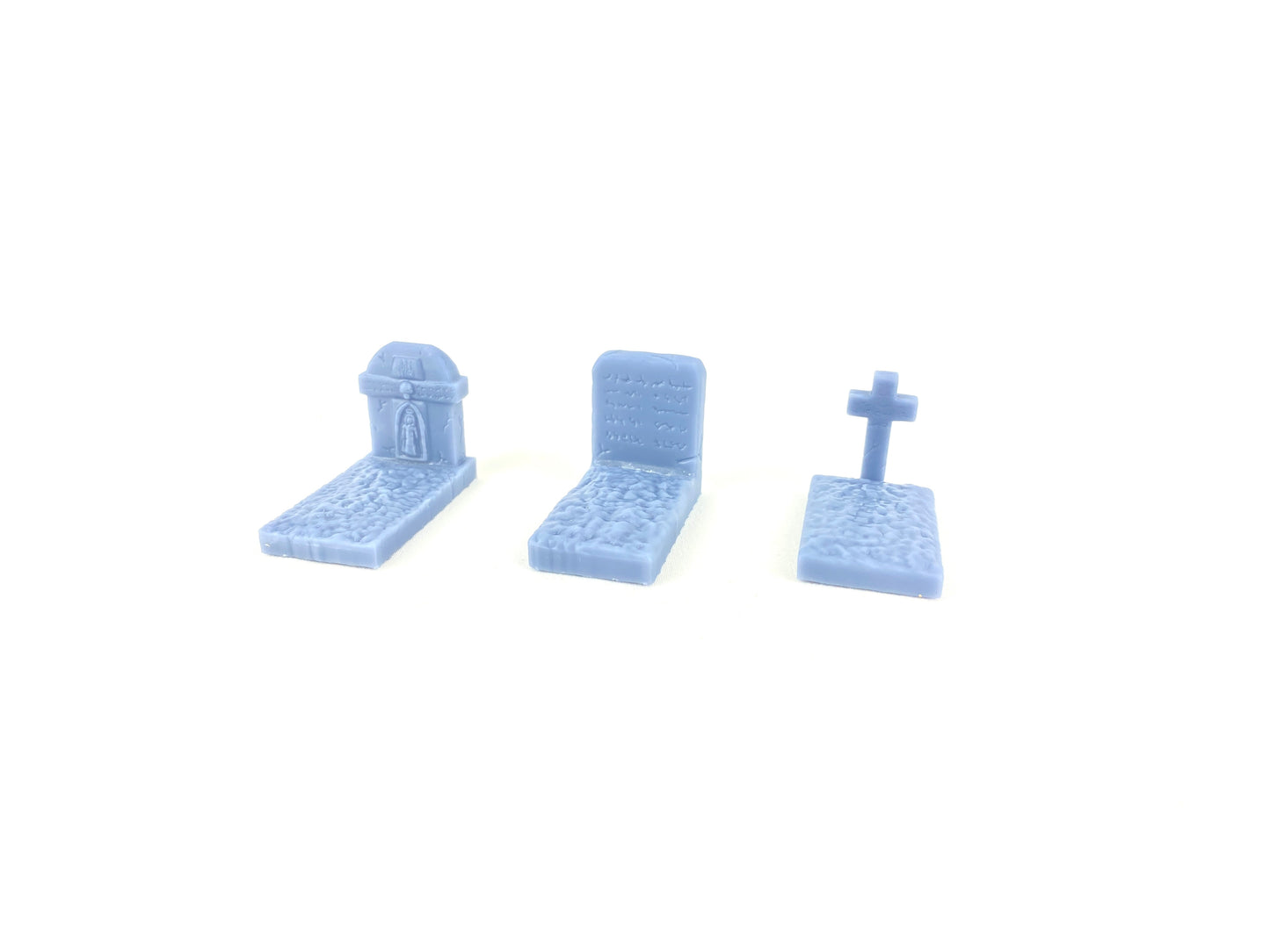 Drei unbemalte Tabletop-Grabsteine aus Resin in verschiedenen Formen