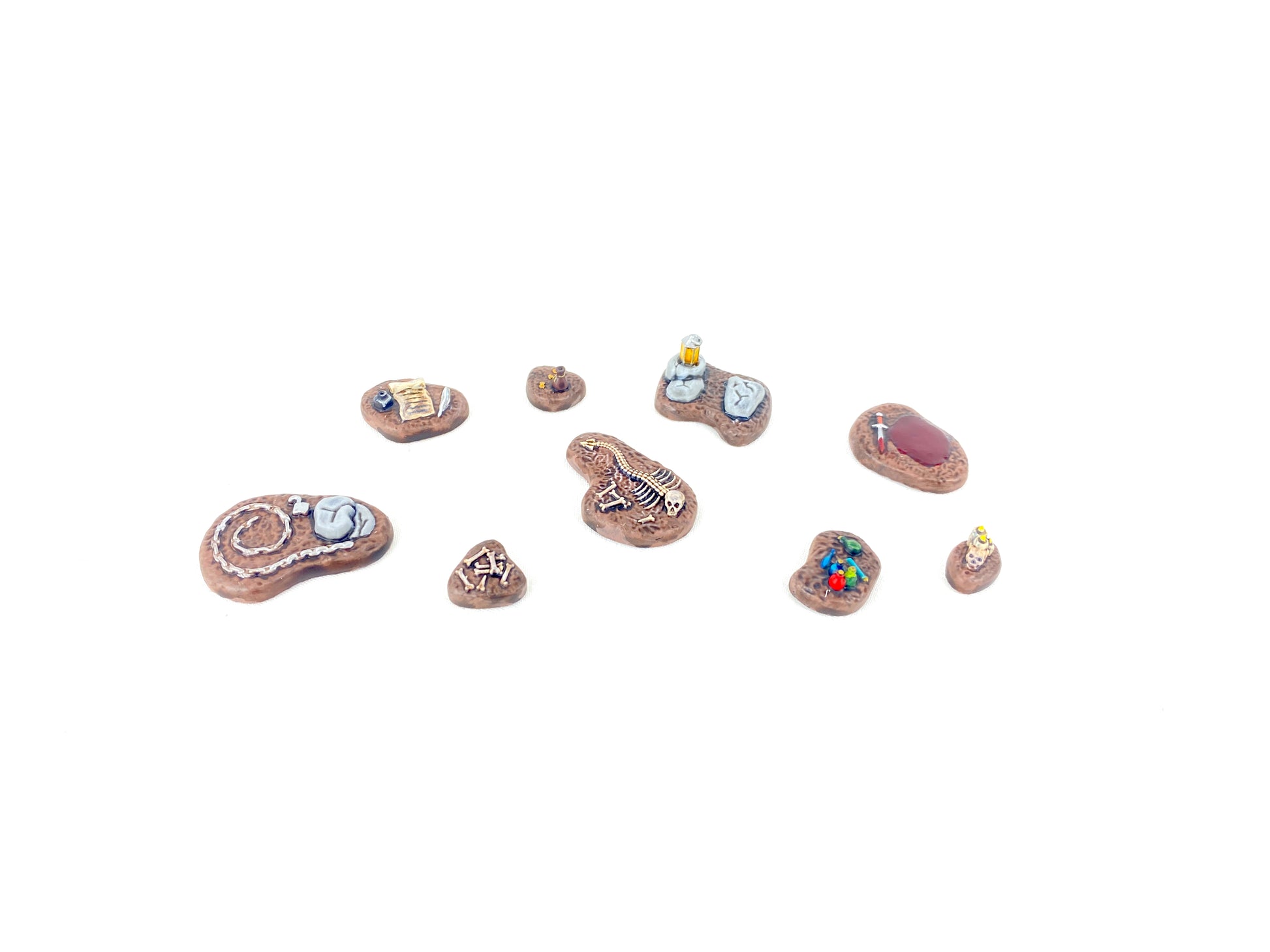Komplettes Untoten-Scatter Terrain Set: Acht Resin-Bases mit unheilvollen Fantasy-Details wie Schädeln, Kerzen, Ketten, Schriftrollen und Knochen – passend für düstere Szenarien im 28mm Maßstab.