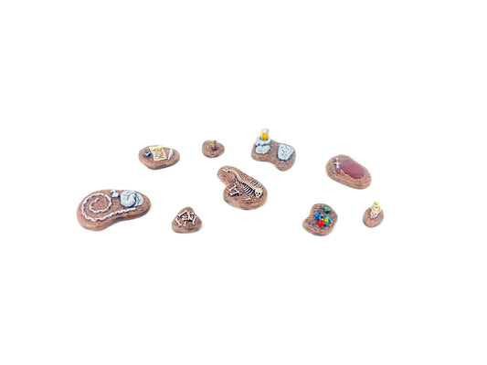 Komplettes Untoten-Scatter Terrain Set: Acht Resin-Bases mit unheilvollen Fantasy-Details wie Schädeln, Kerzen, Ketten, Schriftrollen und Knochen – passend für düstere Szenarien im 28mm Maßstab.
