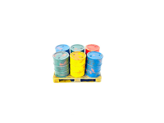 Seitliche Ansicht bemalter Palette mit Fässern und Vorräten – Tabletop-Zubehör für 28-mm-Miniaturen