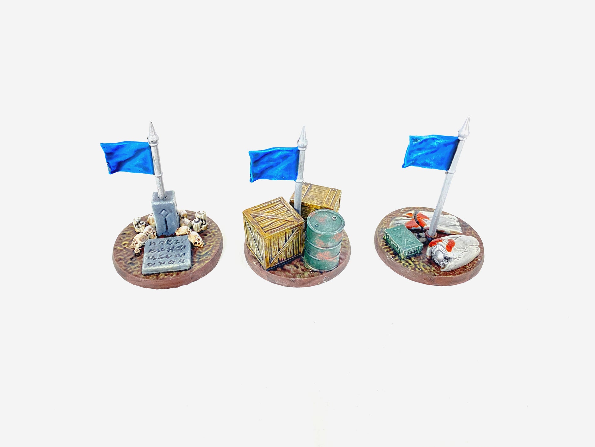 Detailaufnahme drei bemalten Sci-Fi Missionsziels mit Fahne, perfekt für Miniaturenspiele