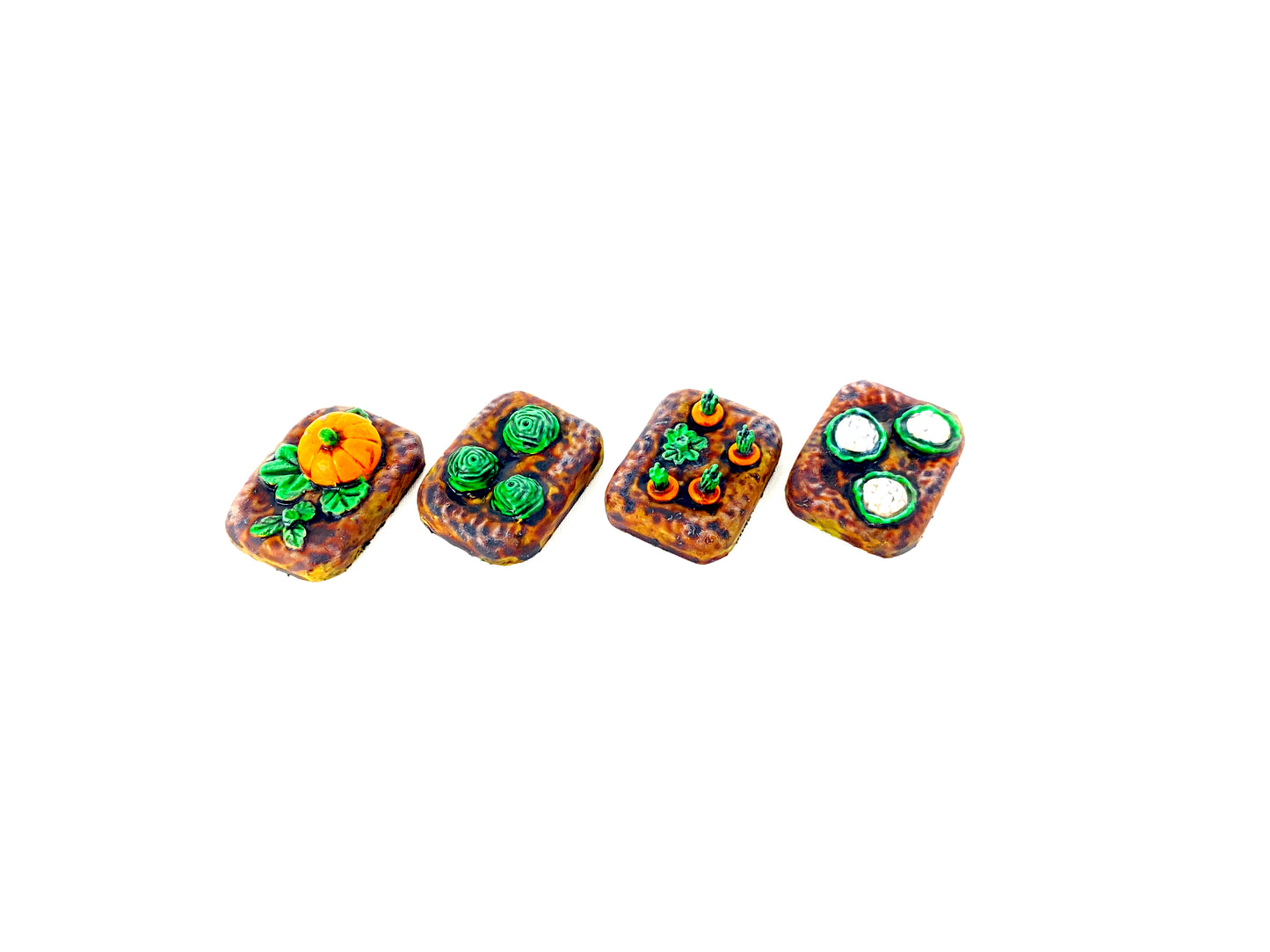 Vier bemalte Gemüsefeld-Scatter-Bases mit Kürbissen, Salatköpfen, Blumenkohl und Rüben auf strukturierten Feld-Bases.