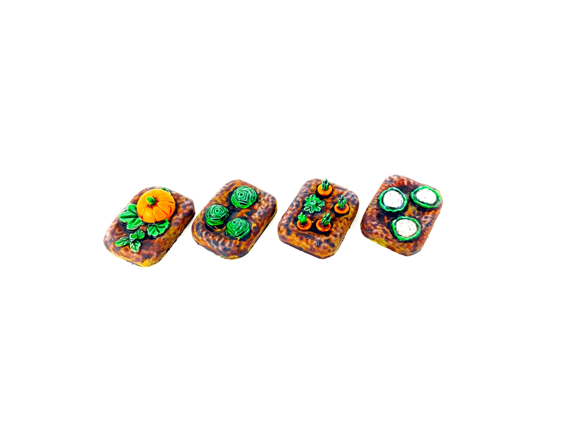 Vier bemalte Gemüsefeld-Scatter-Bases mit Kürbissen, Salatköpfen, Blumenkohl und Rüben auf strukturierten Feld-Bases.