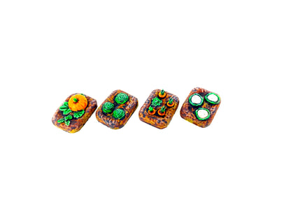 Vier bemalte Gemüsefeld-Scatter-Bases mit Kürbissen, Salatköpfen, Blumenkohl und Rüben auf strukturierten Feld-Bases.