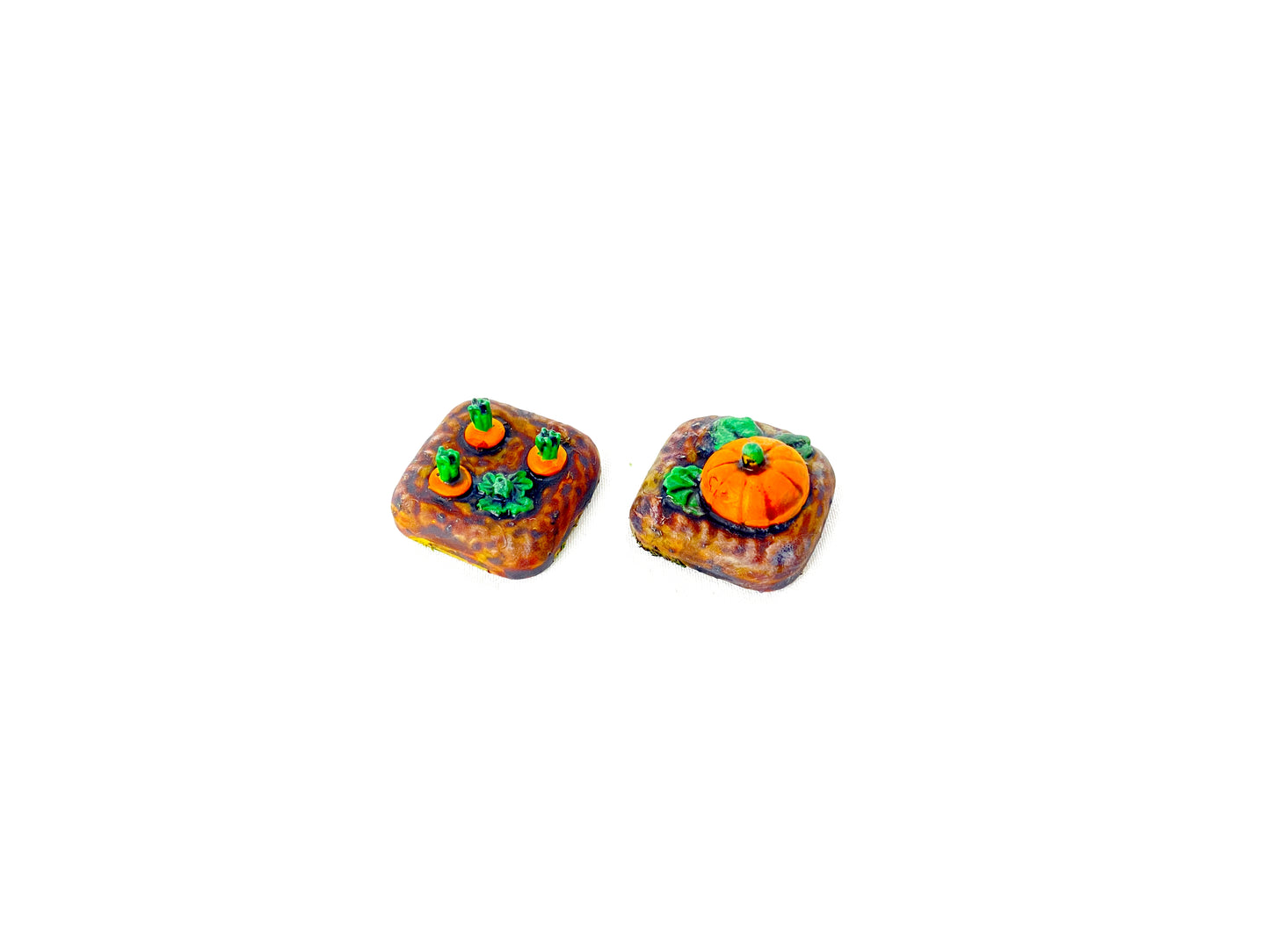 Zwei bemalte Gemüsefeld-Scatter-Bases mit Kürbispflanzen und Rüben auf rechteckigen Resin-Bases.