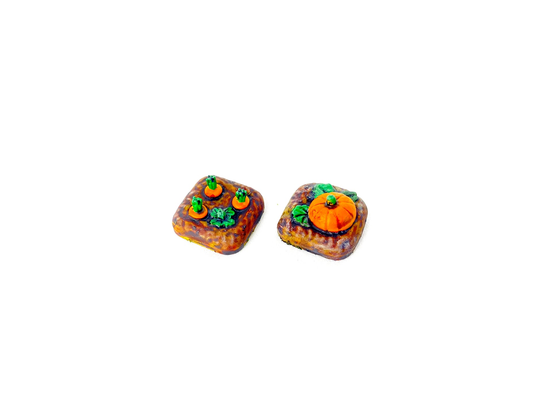 Zwei bemalte Gemüsefeld-Scatter-Bases mit Kürbispflanzen und Rüben auf rechteckigen Resin-Bases.
