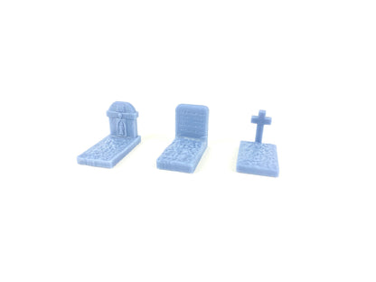 Drei unbemalte Tabletop-Grabsteine aus Resin in verschiedenen Formen